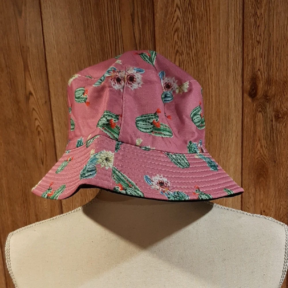 🥀NWT Purple and Black Reversible Cactus Bucket Hat🥀